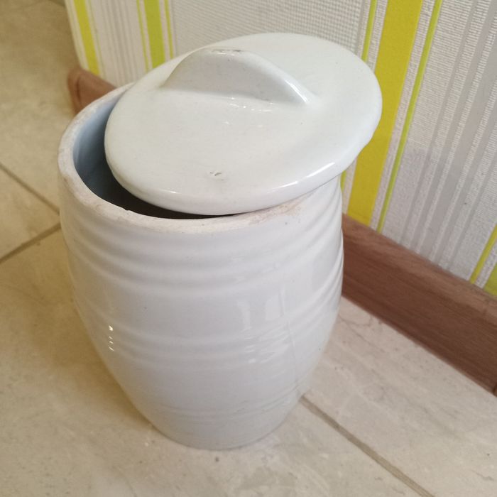 Продам керамический боченок с крышкой, белого цвета