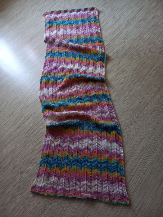 Szal w pastelowych kolorach recznie robiony na drutach