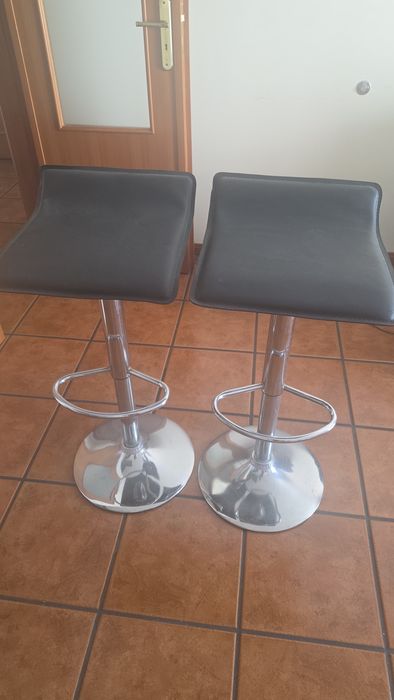 Dois bancos de  bar