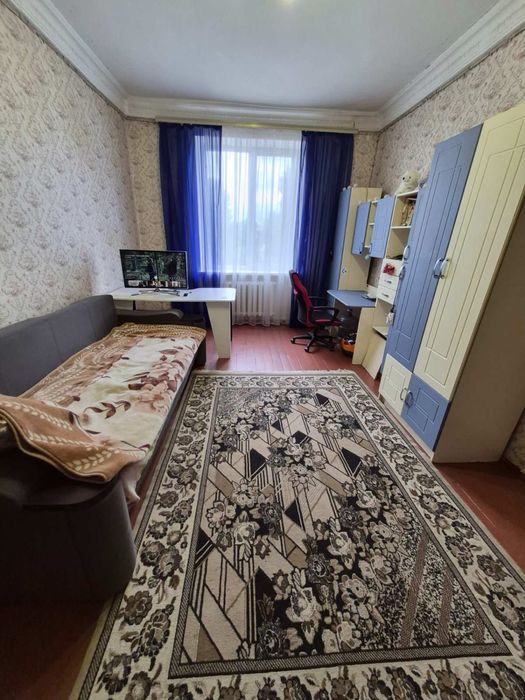 Продам ПРОСТОРУ 3 х кімн квартиру ЦЕНТР ,  вул. Г. України
