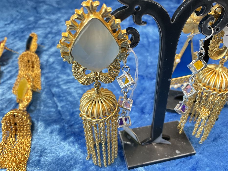 Brincos metal amarelo de 8/10 cm