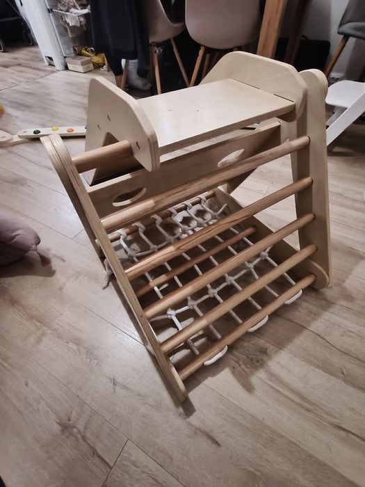 Drewniana zjeżdżalnia z drabinką