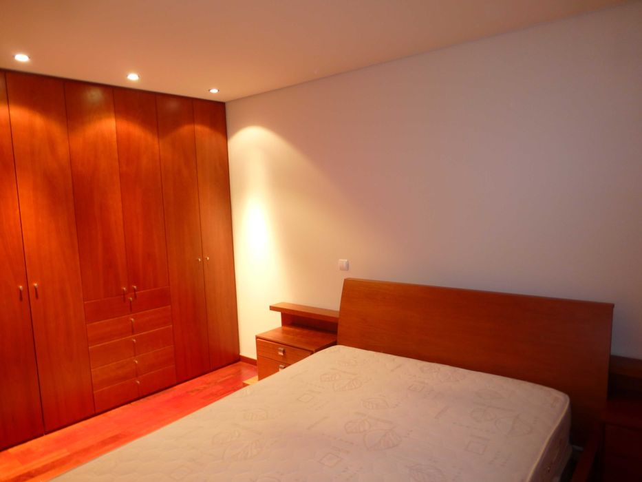 Quarto moderno em cerejeira.