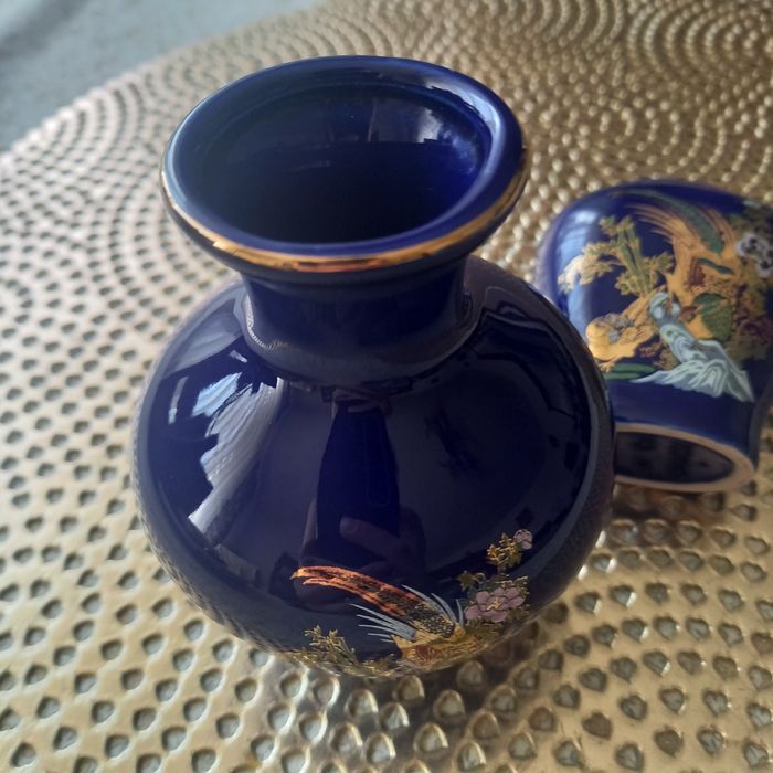 Dwa małe wazoniki z ozdobnym zdobieniem w ptaki