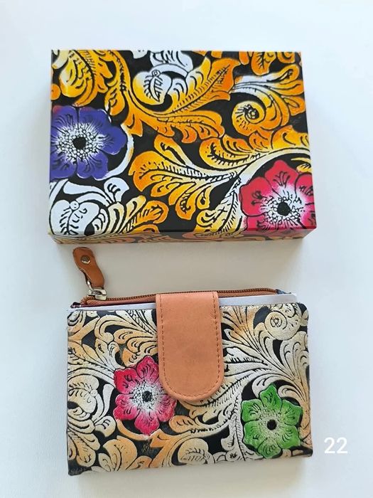 Carteira em pele 
Novo na caixa 
Tamanho 14*10