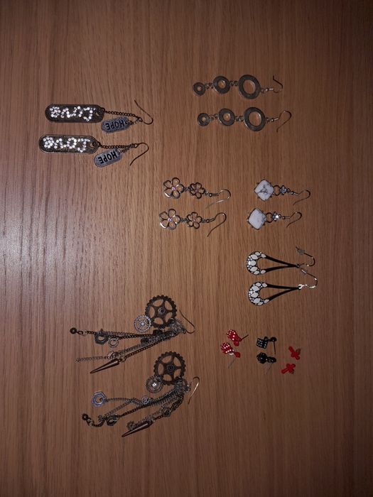 Vários brincos e pulseiras