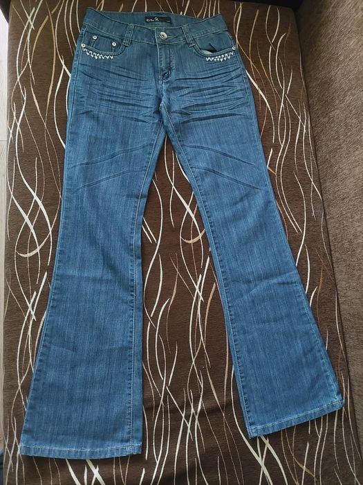 Jeansy z szerszą nogawką