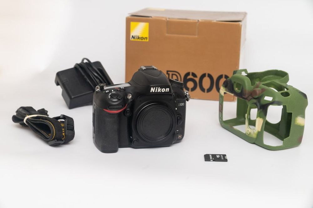 чохол  D600 + карта 128 ГБ