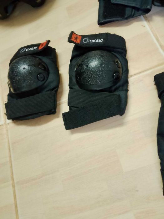 Conj joelheiras, cotoveleiras, luvas e capacete 8/12 anos como novo