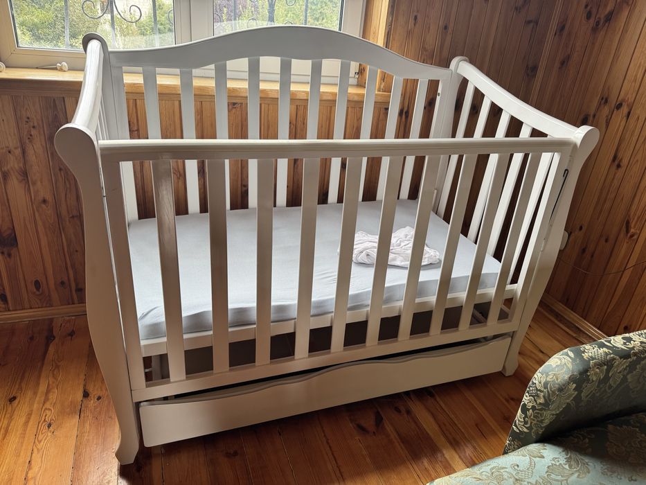 Кроватка з маятником та шухлядою , гарний стан