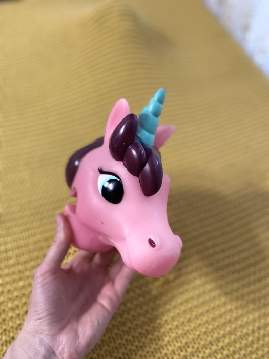 Єдиноріг на самокат