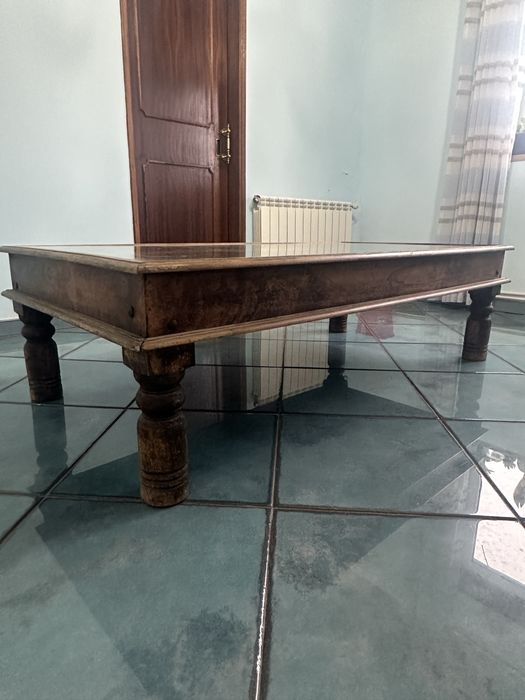 Mesa de sala em madeira maciça com tampo em vidro e azulejos