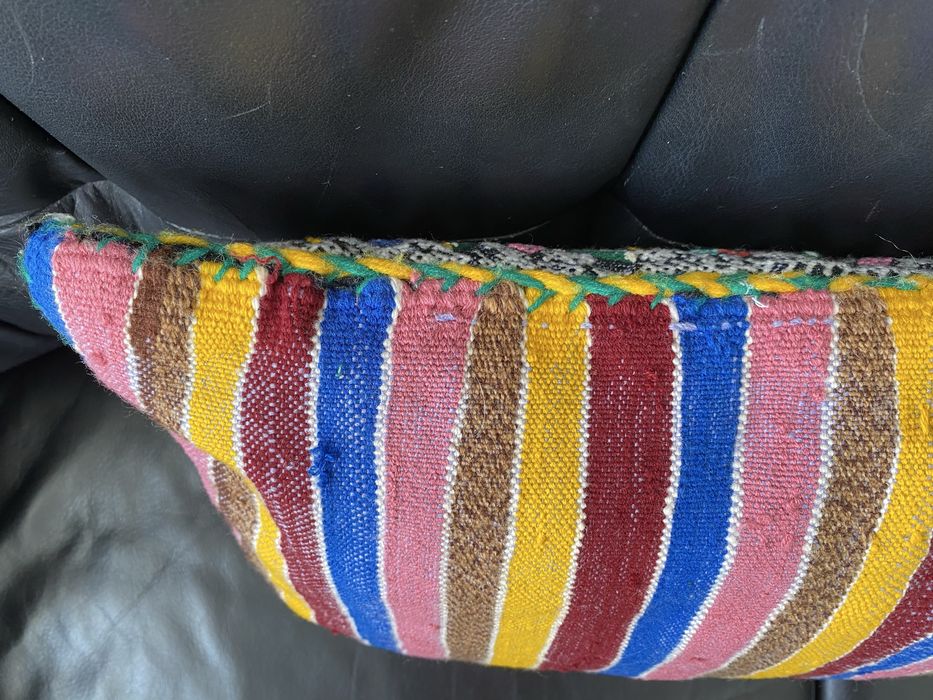 Almofada berbere bordada à mão