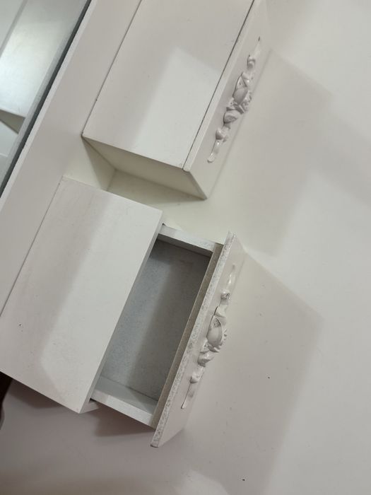 Столик для макіяжу з табуретом