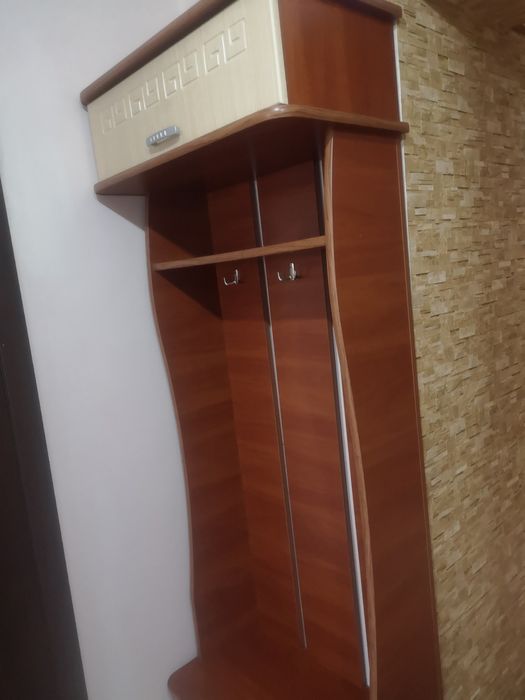 прихожа ,вішалка для верхнього одягу