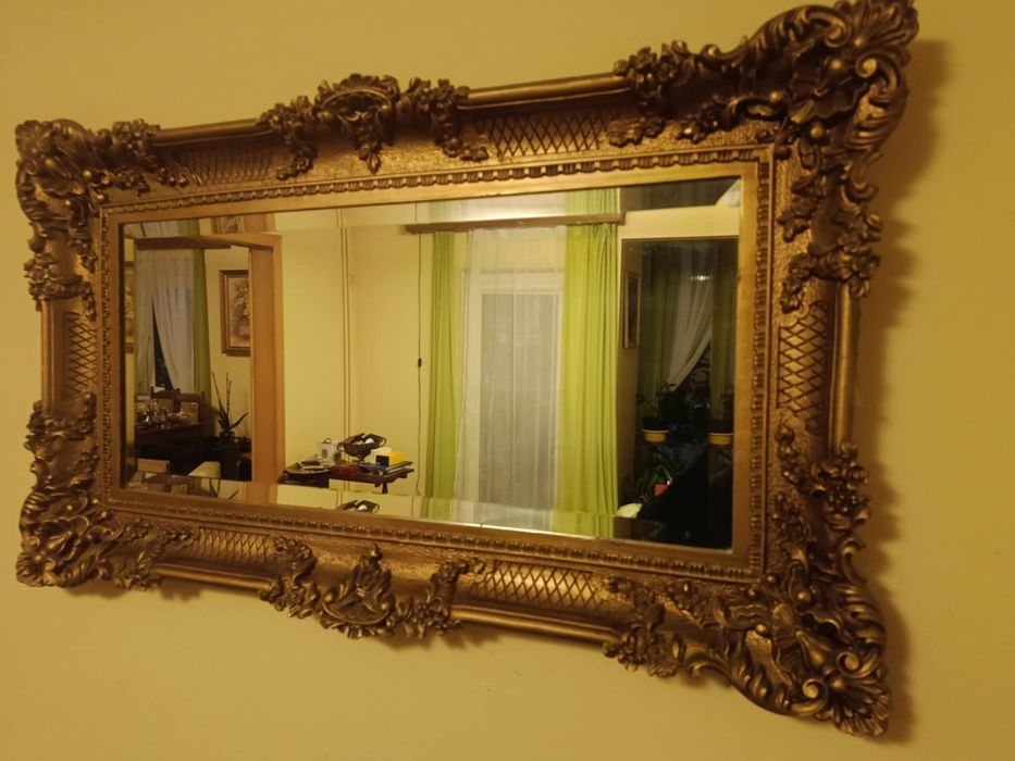 Lustro w rzeźbionej ramie