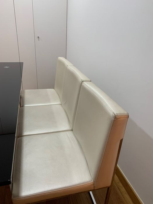 Mesa de vidro preto mais 6 cadeiras brancas