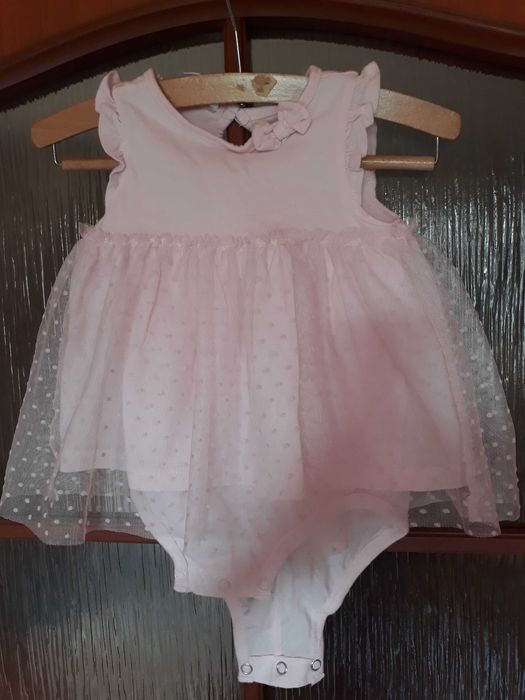 Różowa sukienka 6-9mcy
