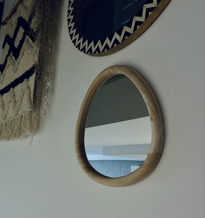 Lustro w drewnianej ramie, średnica ok. 27cm