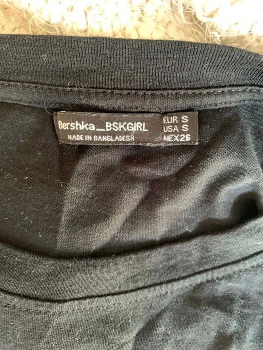 T-shirt curta com nó à frente preto Bershka
