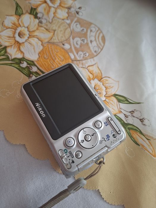 Nikon Coolpix L6 digicam vintage Y2K CCD