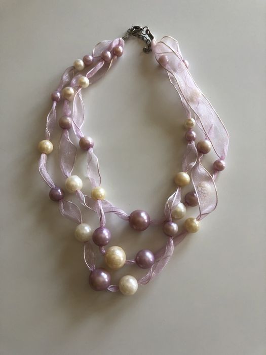 Colar de pérolas lilá e brancas