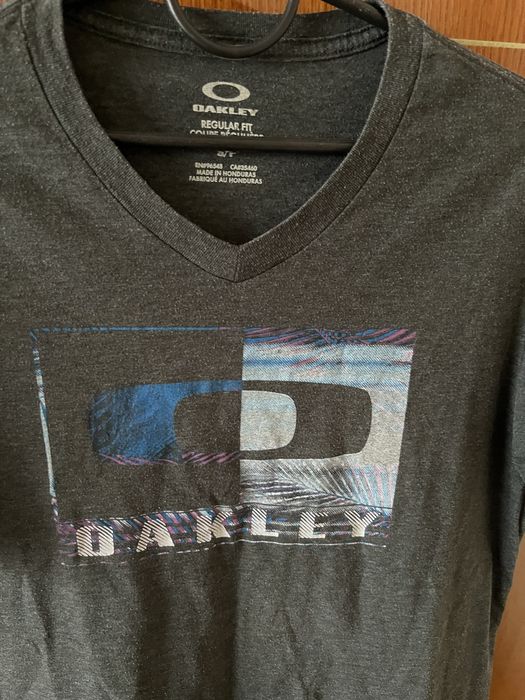 Тішка Oakley box logo.