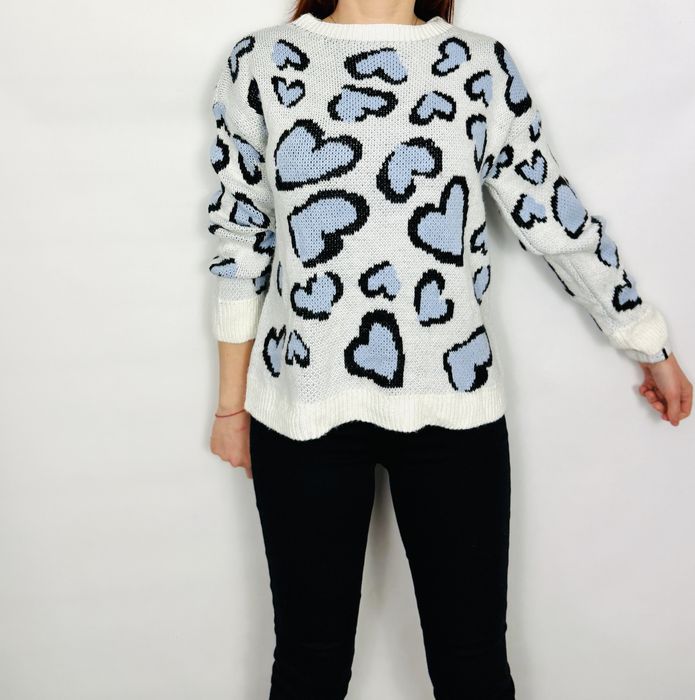 Biały sweter w serca w kolorze blue M 38