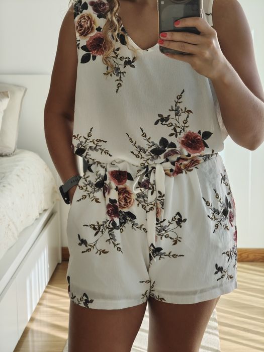 Macacão curto com flores