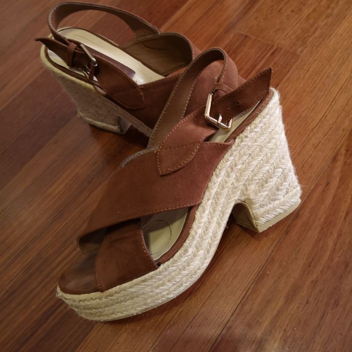 Sandálias castanhas em ráfia