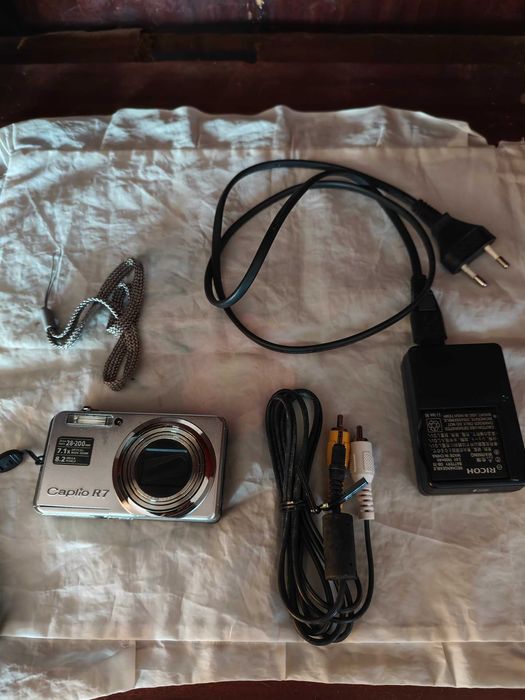 Ricoh Caplio R7 Digital Camera64584485599746121