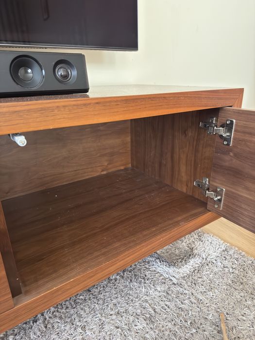 Movel Tv Nogueira  Lux Alfaiate de Interiores, pes em inox