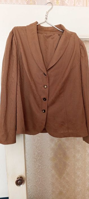 Кремпленовий костюм 50-52 р-р, тканина з візерунками.