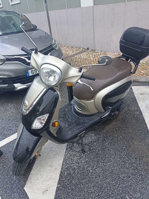 Scooter 125 em bom estado geral.