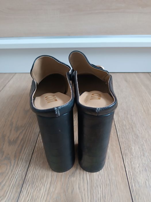 Czarne wysokie obcasy