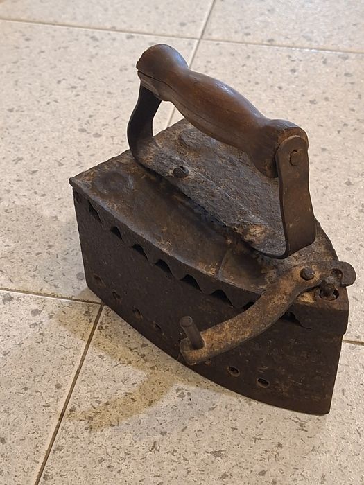 Ferro de engomar antigo a carvão