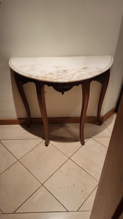 Mesa/ Credência em meia lua com tampo em mármore