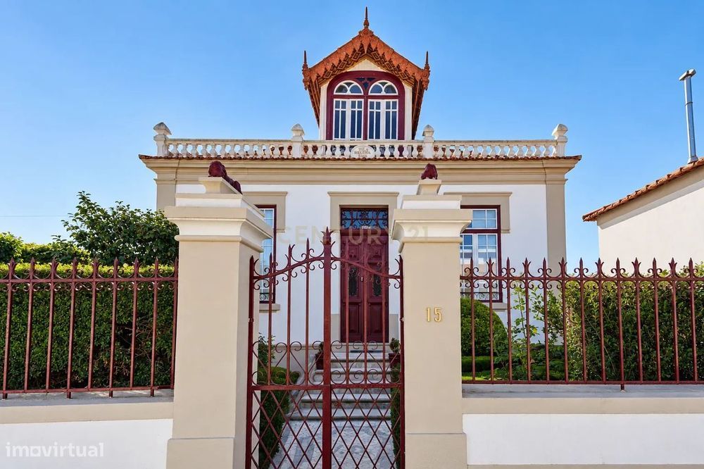 Moradia tradicional térrea T4 em bom estado com vistas boas, pátio, te