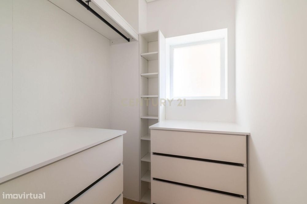 Apartamento T1 Remodelado e Mobilado no Primeiro Andar, Praia da Madal