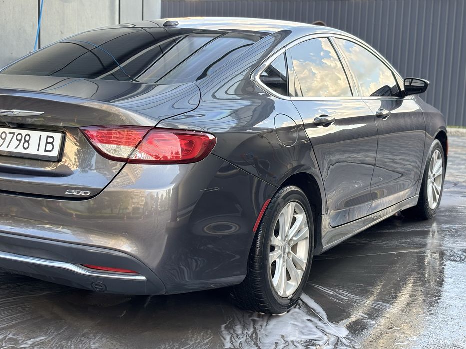 Автомобіль 2015 року Chysler 200