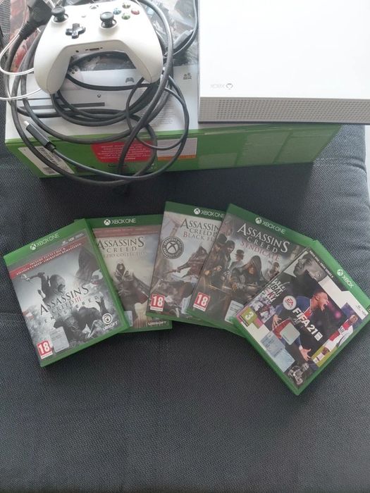 Xbox One S com Comando e 5 Jogos