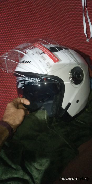 Розмір xl,колір білий металік,відкритий полулицевик.2024року випуску.