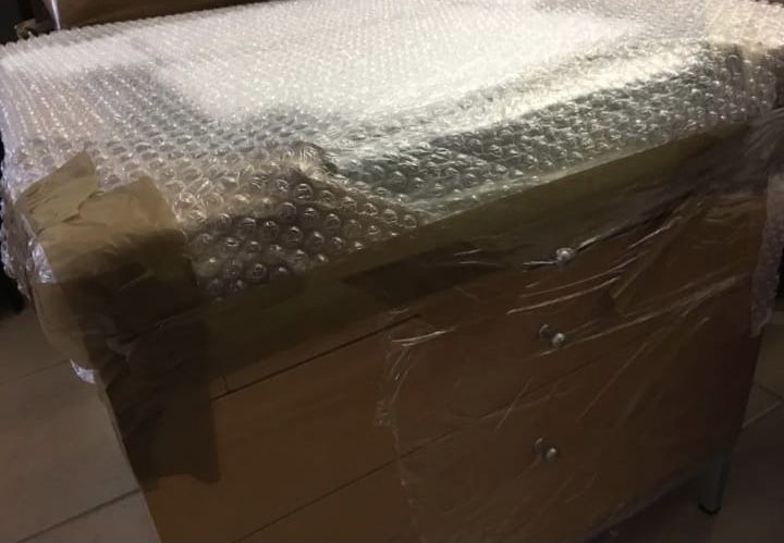 Side table with drawers in natural wood and tempered glass64586297692418120