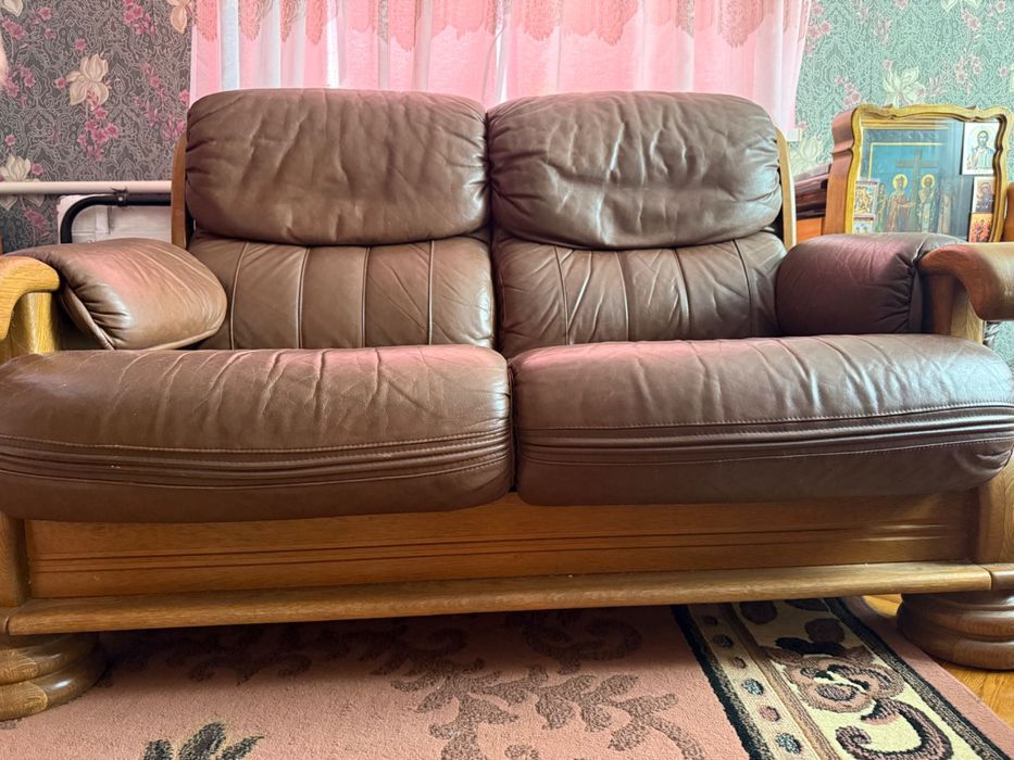 Коричневий шкіряний диван