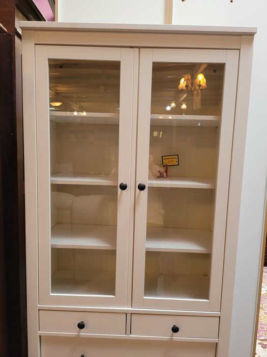 Móvel branco com portas de vidro e quatro gavetas - Muito bom