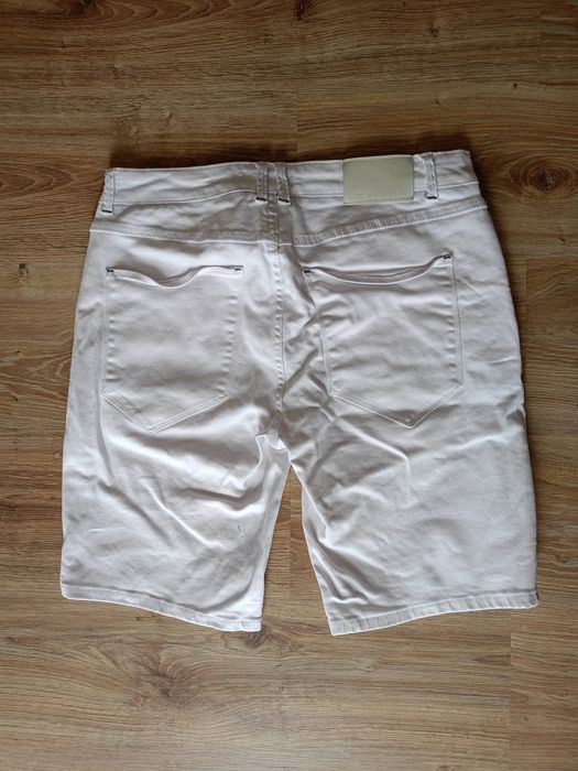Białe męskie spodenki