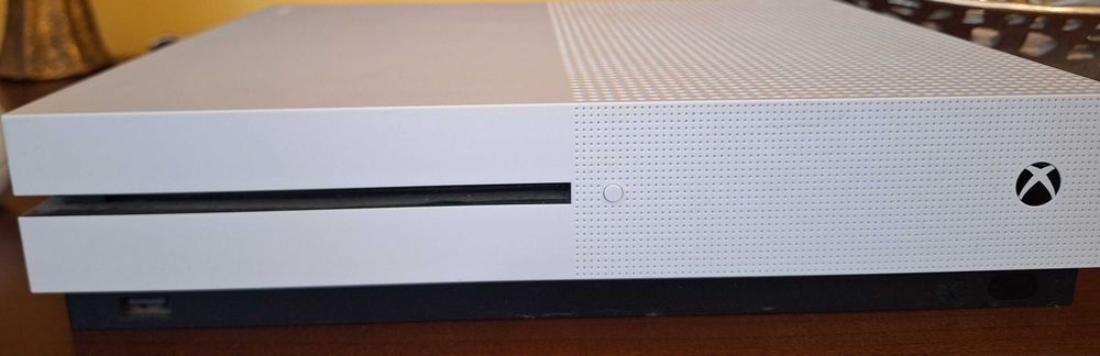 Sprzedam Konsolę X-box One S + pad + 1 gra
