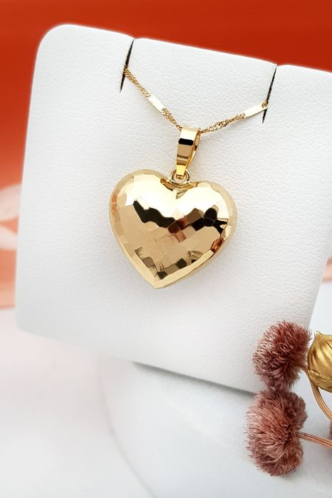 Złota zawieszka w kształcie serca