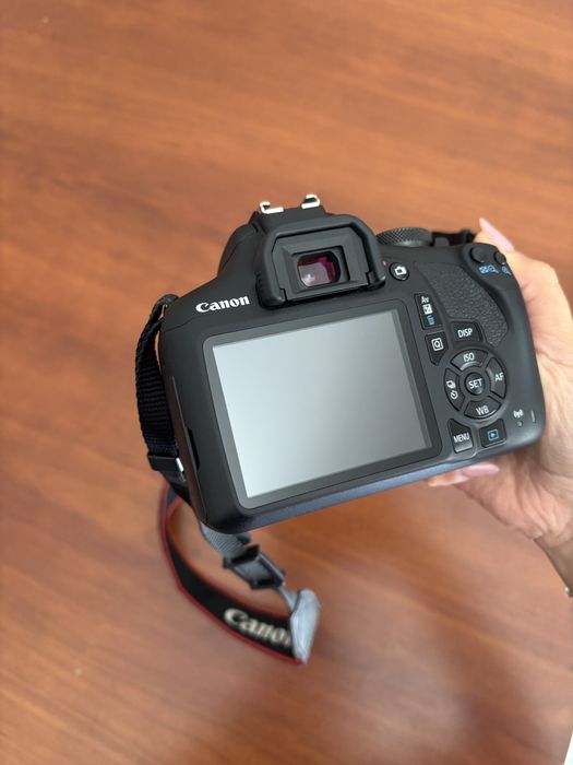 Camera Canon EOS 2000D