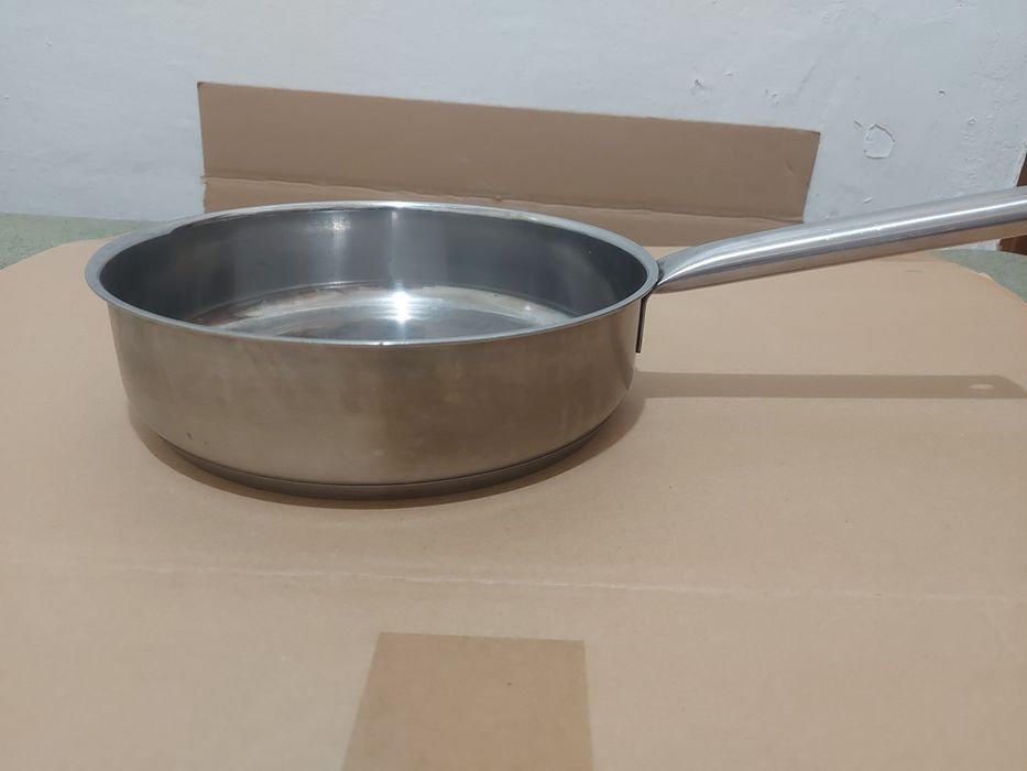 Frigideira inoxidável IKEA 365. Diâmetro 24cm, Altura 7cm.